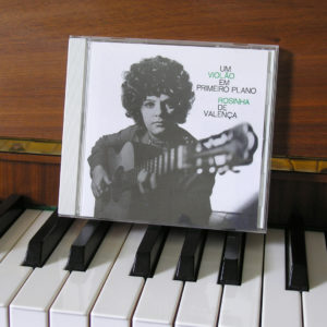 ROSINHA DE VALENCA um violao em primeiro plano CD