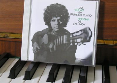 ROSINHA DE VALENCA um violao em primeiro plano CD